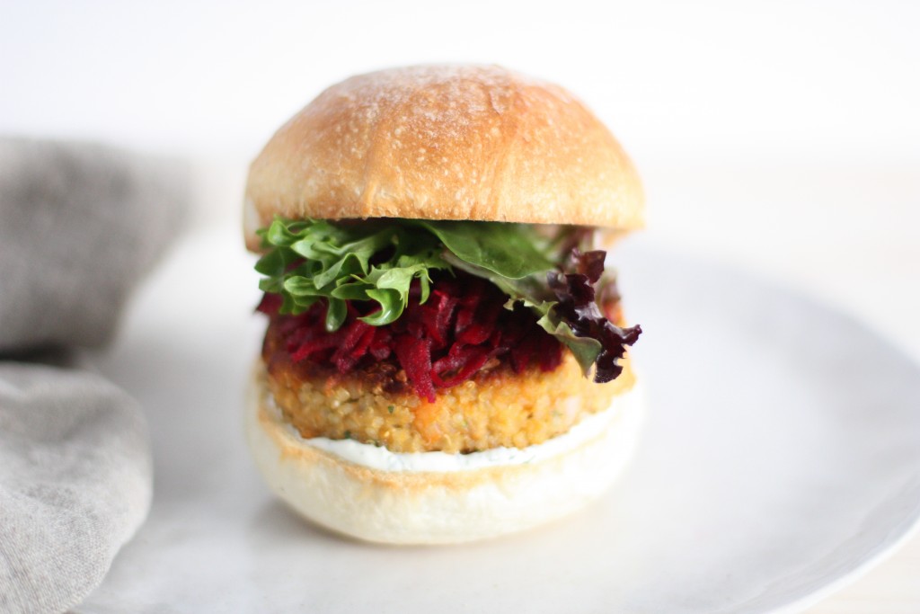Crunchy quinoa veggie burger with pickled beetroot_close up